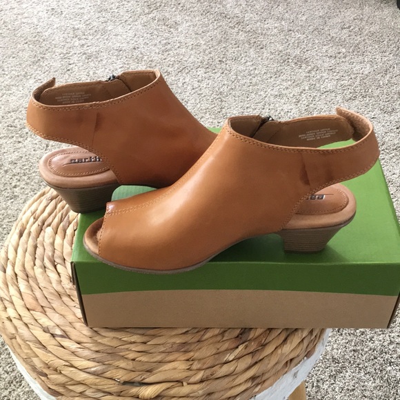 Earth booties. Sand brown leather. Velcro closure. Worn once. 7D - Picture 6 of 9